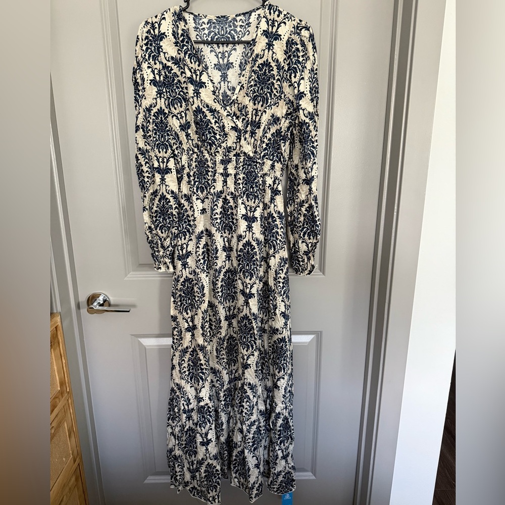 Cupshe Black and White Long Sleeve Sundress with V-Neck